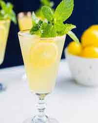 Mint and lemon mixed drink